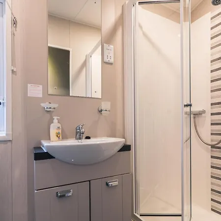 Hidden Jewel With Hot Tub * York