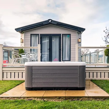 Hidden Jewel With Hot Tub